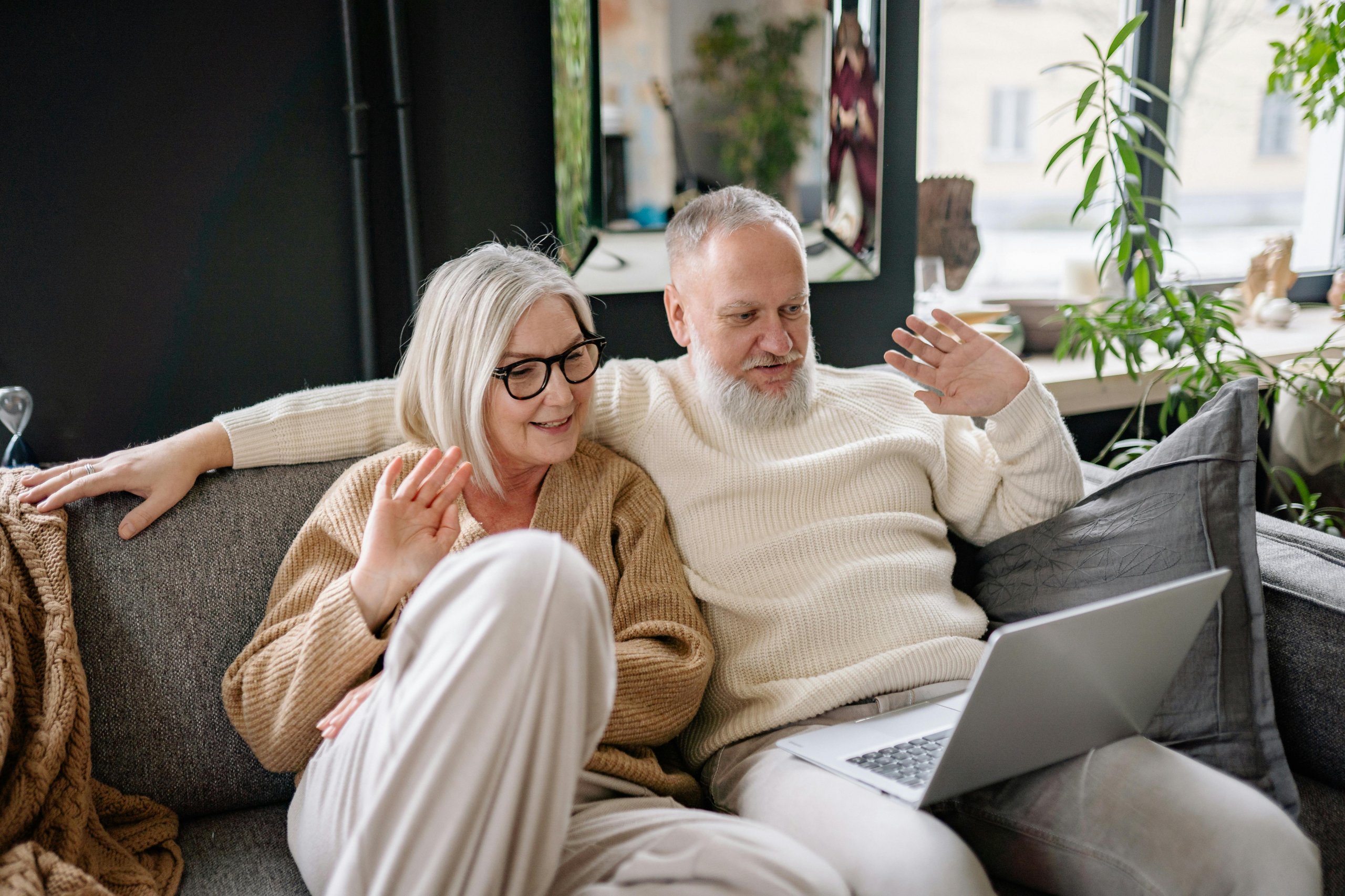 old-couple-on-a-computer-in-holiday-setting